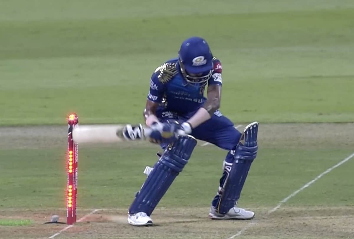 IPL 2020 MI vs KKR News in Hindi: Hardik Pandya returned to the pavilion after getting out by hit wicket