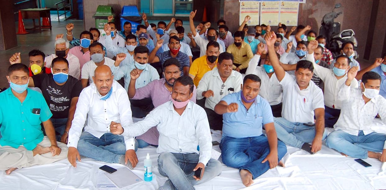 Railway workers protest against privatization
