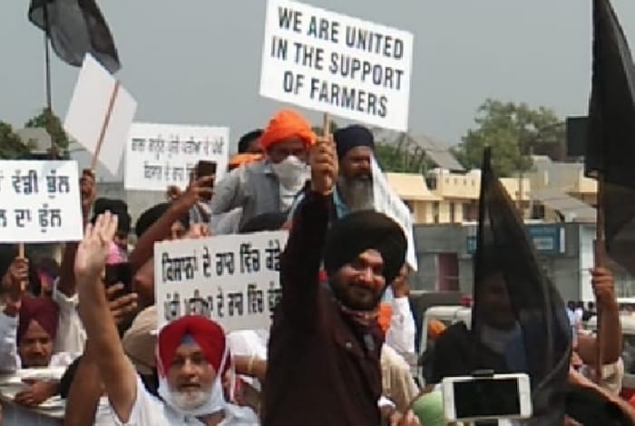 Navjot Sidhu Seen in New Flavour