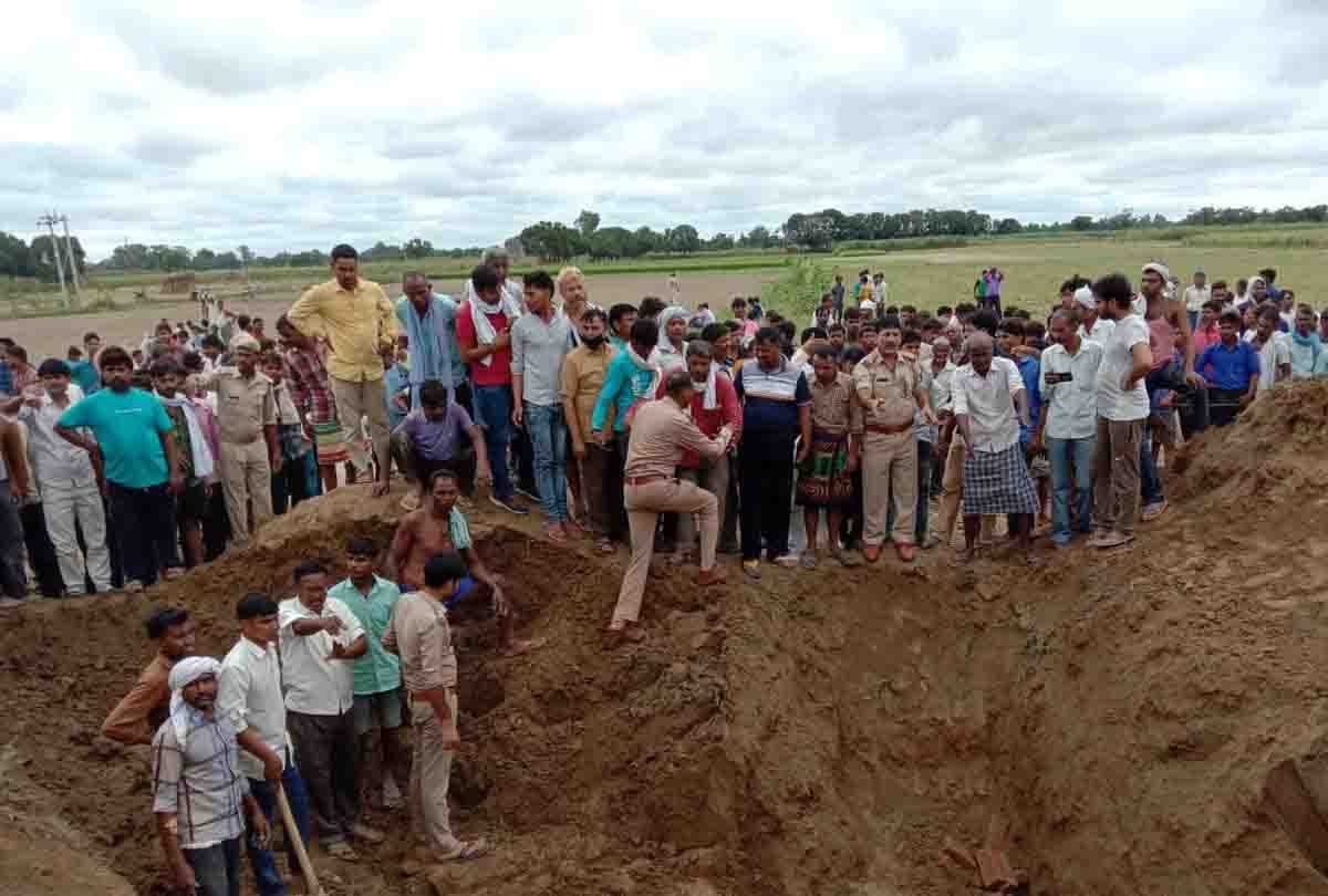 Farrukhabad: Two people buried due to soil sinking in the well