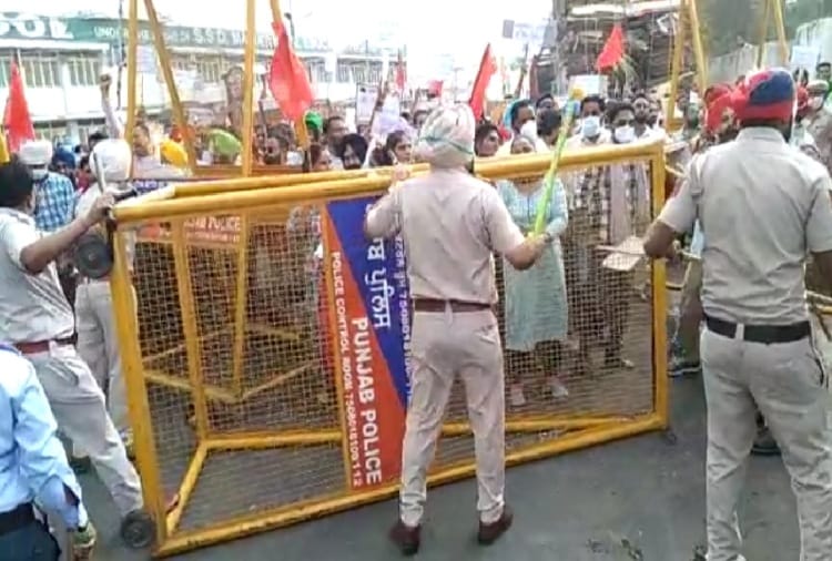 Lathi charge on health workers in Bathinda