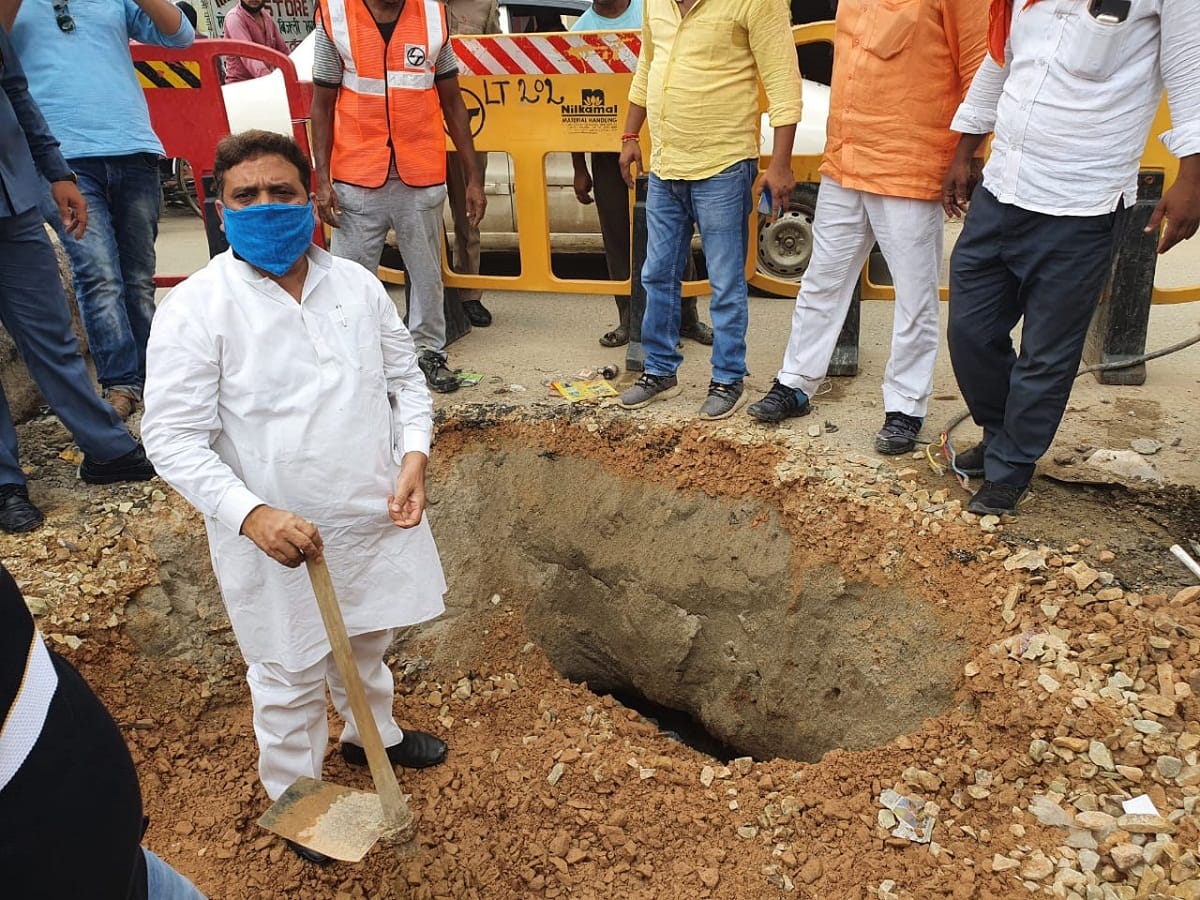 Varanasi: Minister of State to know reality of gaddha mukt abhiyan fired a shovel himself