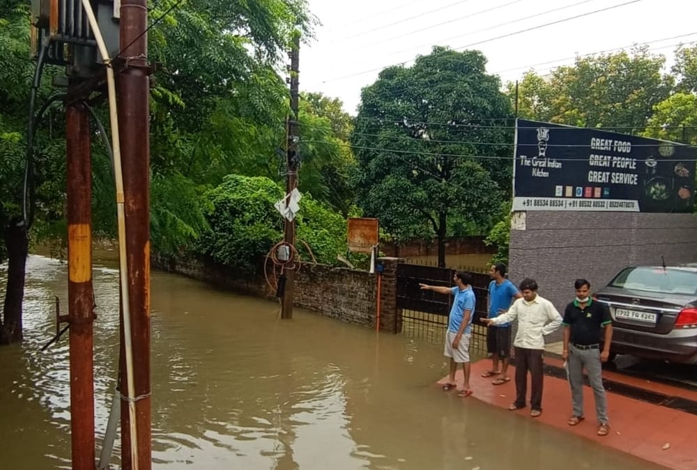 Heavy rain changes weather in Uttar Pradesh see the pics.