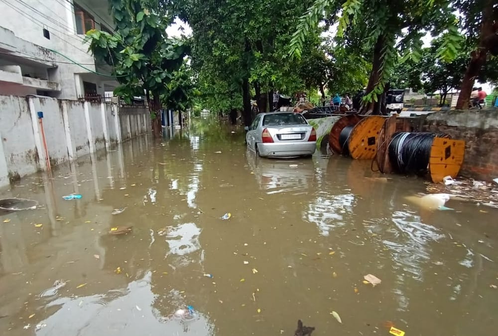 Heavy rain changes weather in Uttar Pradesh see the pics.