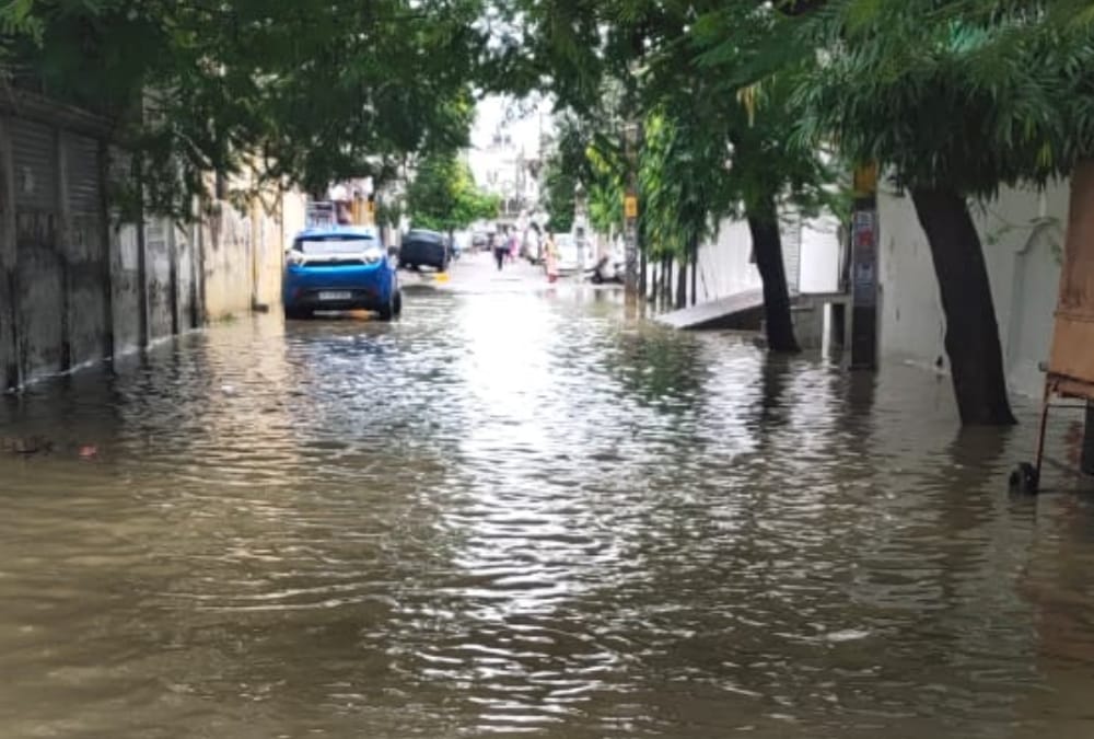 Heavy rain changes weather in Uttar Pradesh see the pics.