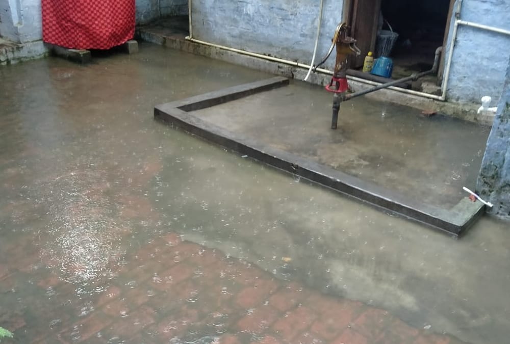 Heavy rain changes weather in Uttar Pradesh see the pics.