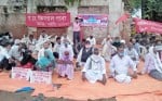 किसान बिल के विरोध में भदोही रेलवे स्टेशन के समीप धरने पर बैठे किसान।