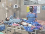 कुल्लू अस्पताल में उपचाराधीन भालू के हमले से घायल व्यक्ति।