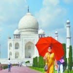 ताजमहल में छाता लगाए महिला पर्यटक