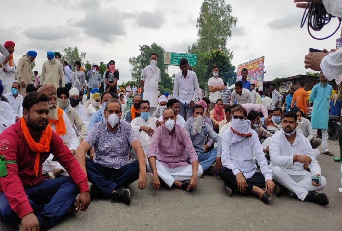 Lakhimpur kheri Farmers hold protest on state highway against kisan bill