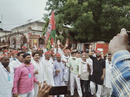 Farmers organization and SPI took to the streets to protest against the farmers bill in Purvanchal