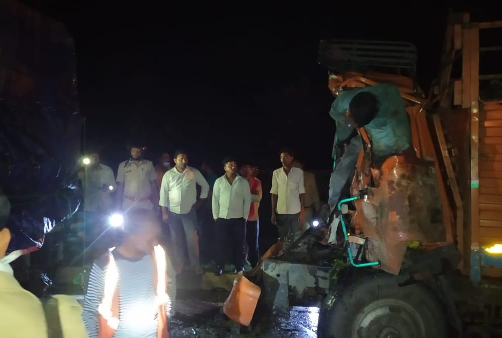 two man and seven animals died in an accident on Ayodhya highway.