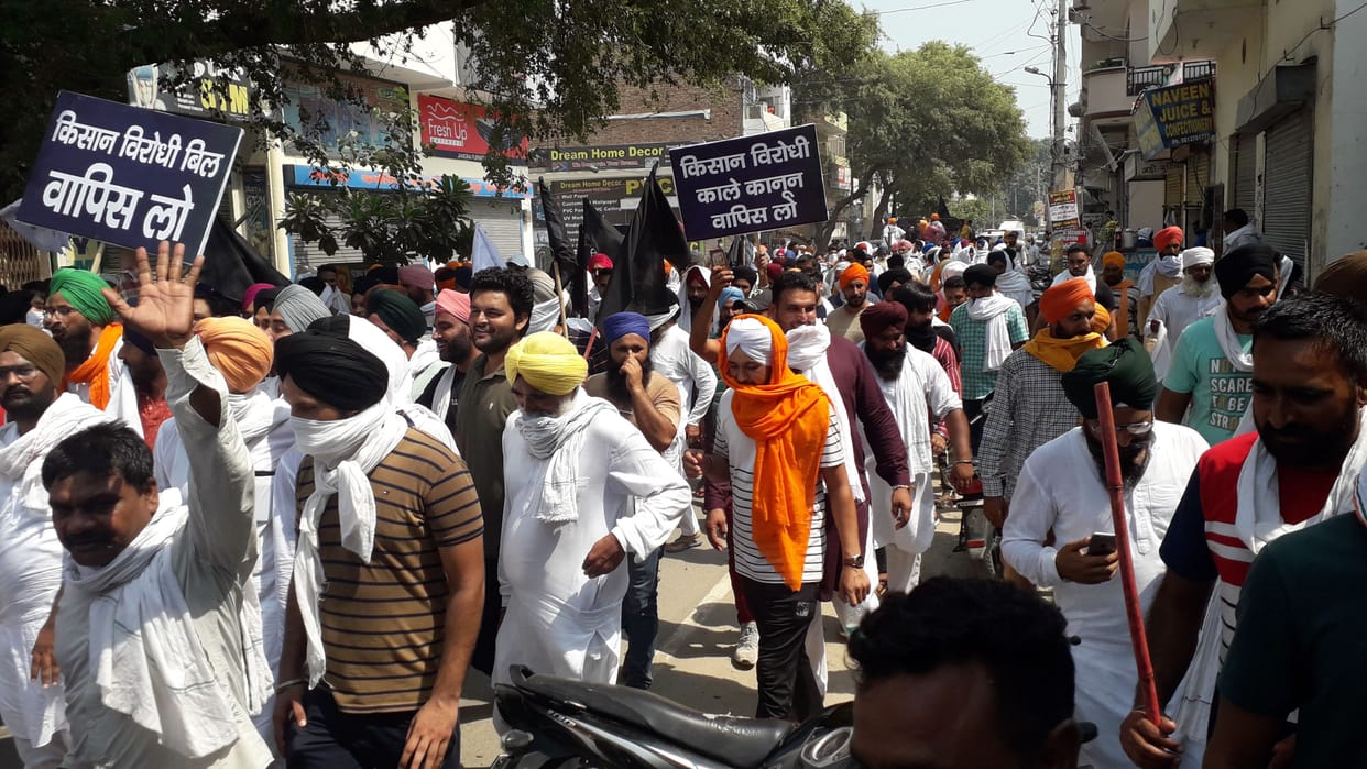 Farmers blocked road at 15 places in protest against agricultural bills, city remained closed