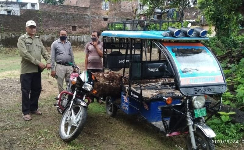 Wood smugglers absconding with logged e-rickshaws, bikes and bicycles