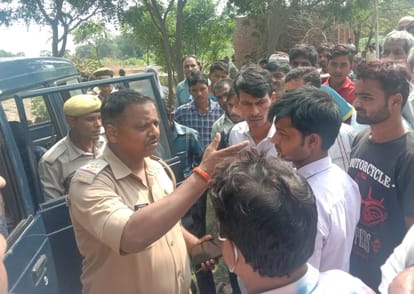 नंदन बाबू के पुत्र को समझाते थानाध्यक्ष।