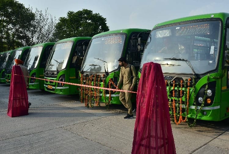 Chandigarh News in Hindi: Central government gave 80 E-buses to Chandigarh