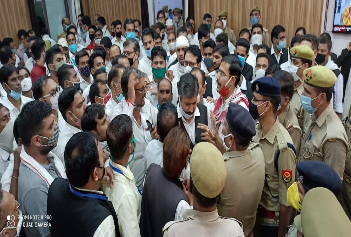 Moradabad advocates protest outside SSP office quick action in a pending case