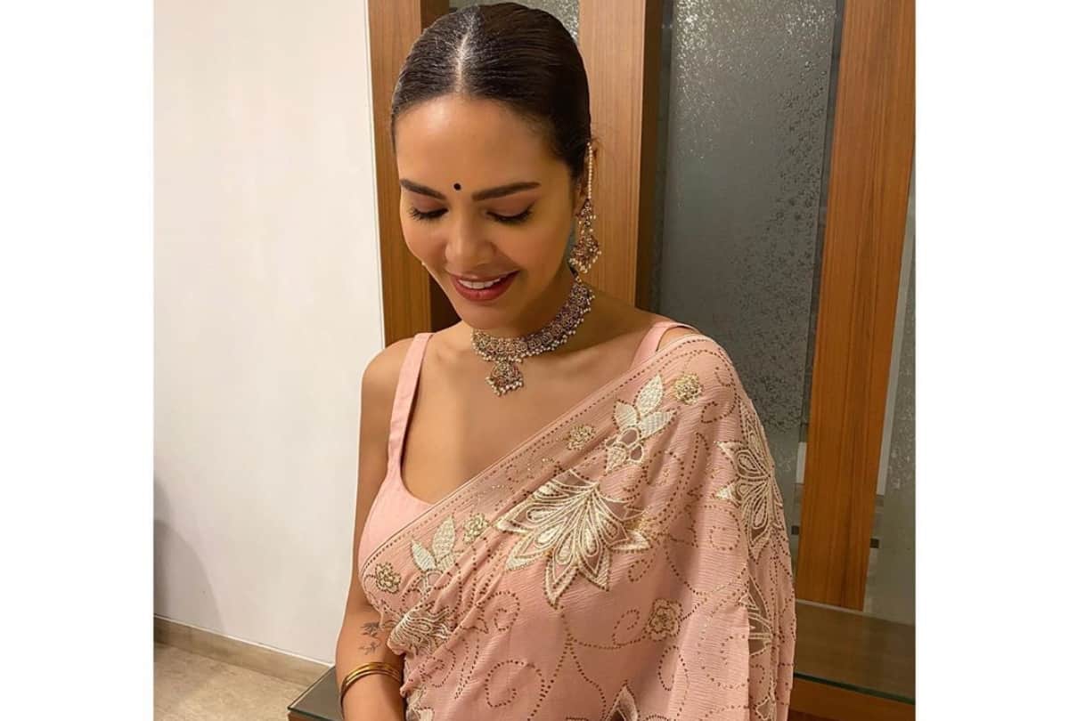 after hot look esha gupta shares her pic in pink saree with ethnic vibes