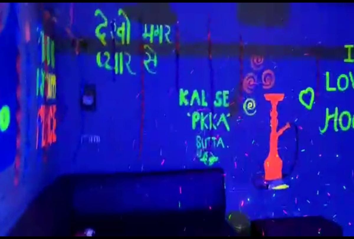 Police raided hookah bar and eight youths arrested in agra