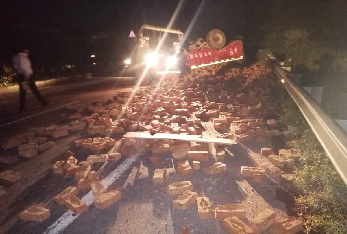 Tractor carrying bricks meets accident in kanpur bhognipur cause road jam for hours