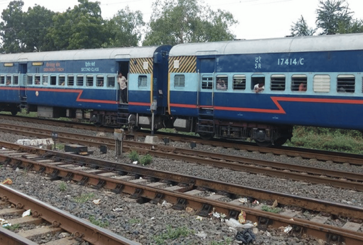 what does indicate yellow and white line on indian railway train coaches