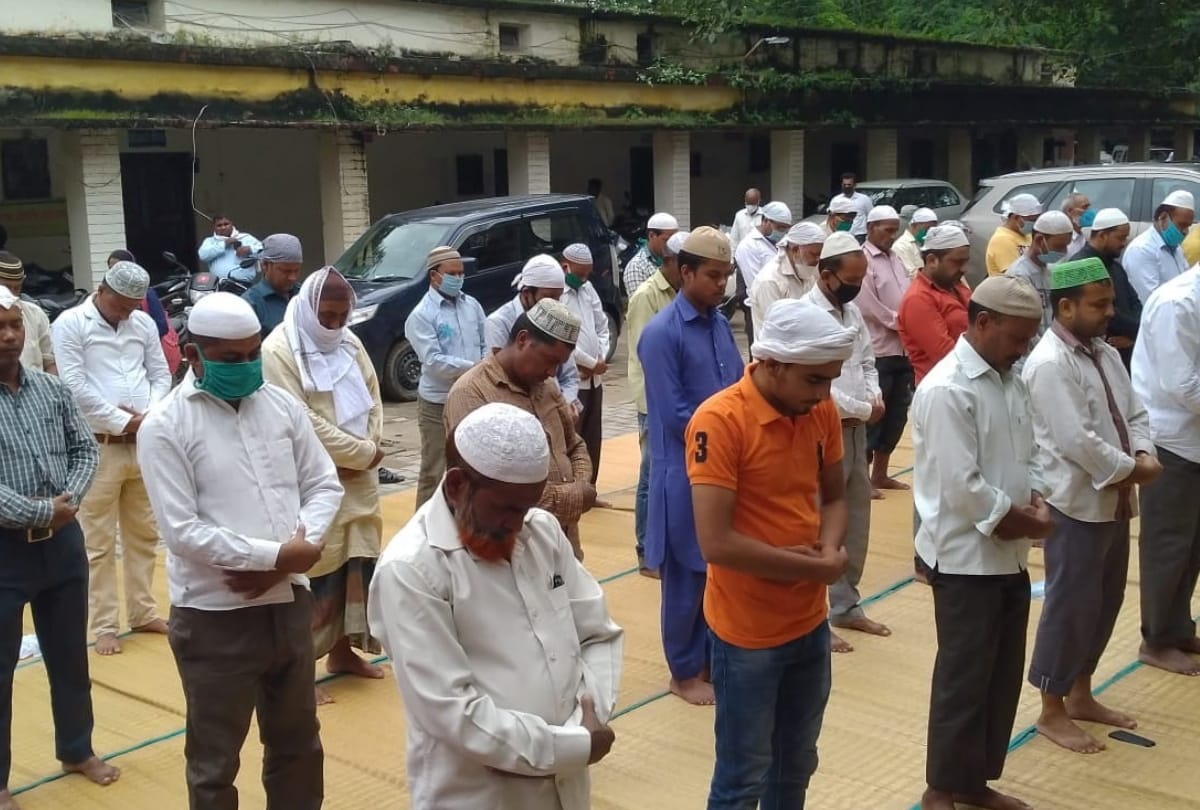 Prayers offered in mosques after six months due to lockdown and corona in Gorakhpur