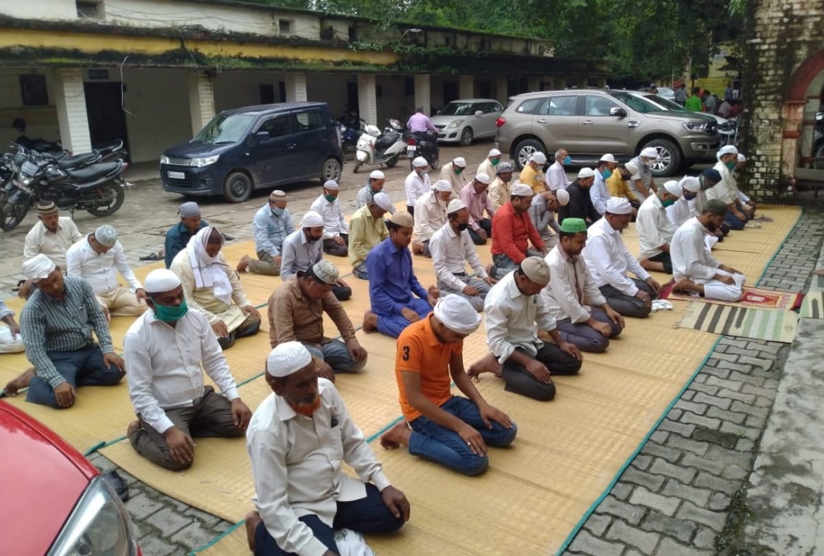 Prayers offered in mosques after six months due to lockdown and corona in Gorakhpur