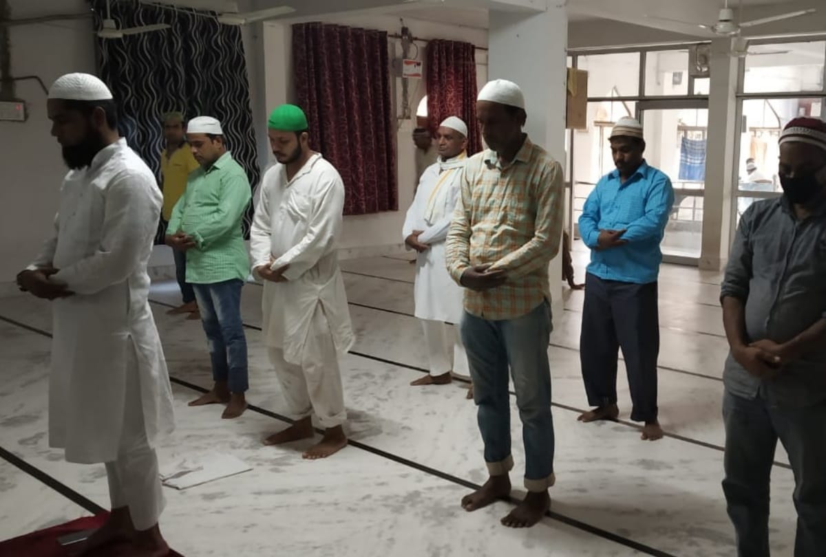 Prayers offered in mosques after six months due to lockdown and corona in Gorakhpur