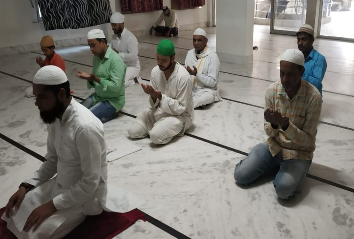 Prayers offered in mosques after six months due to lockdown and corona in Gorakhpur