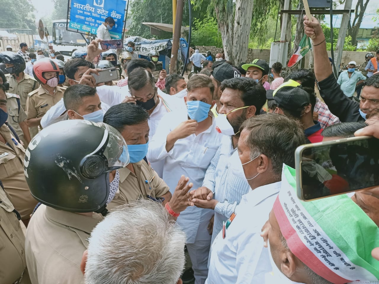 bharat band in uttarakhand : Tikait activists jam highway om roorkee, photos
