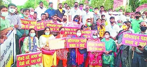 Parents protested in demand of fee waiver
