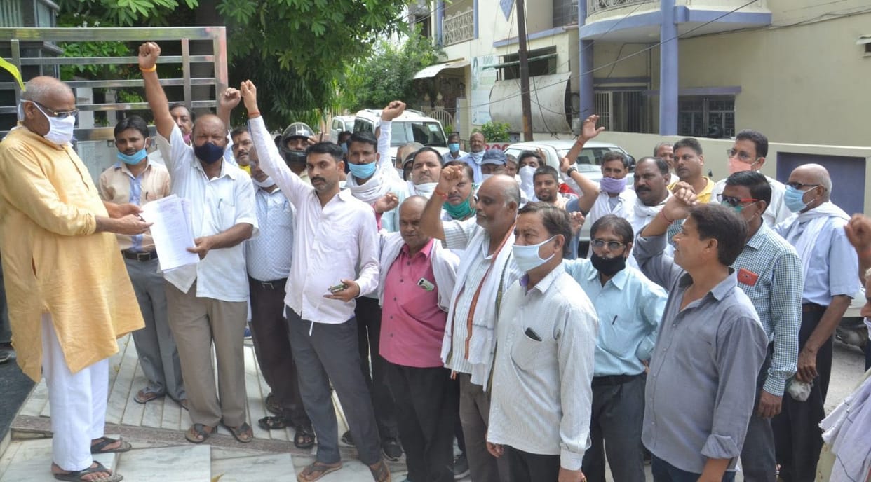 Aligarh: Businessmen besiege MLA to protest Mandi tax