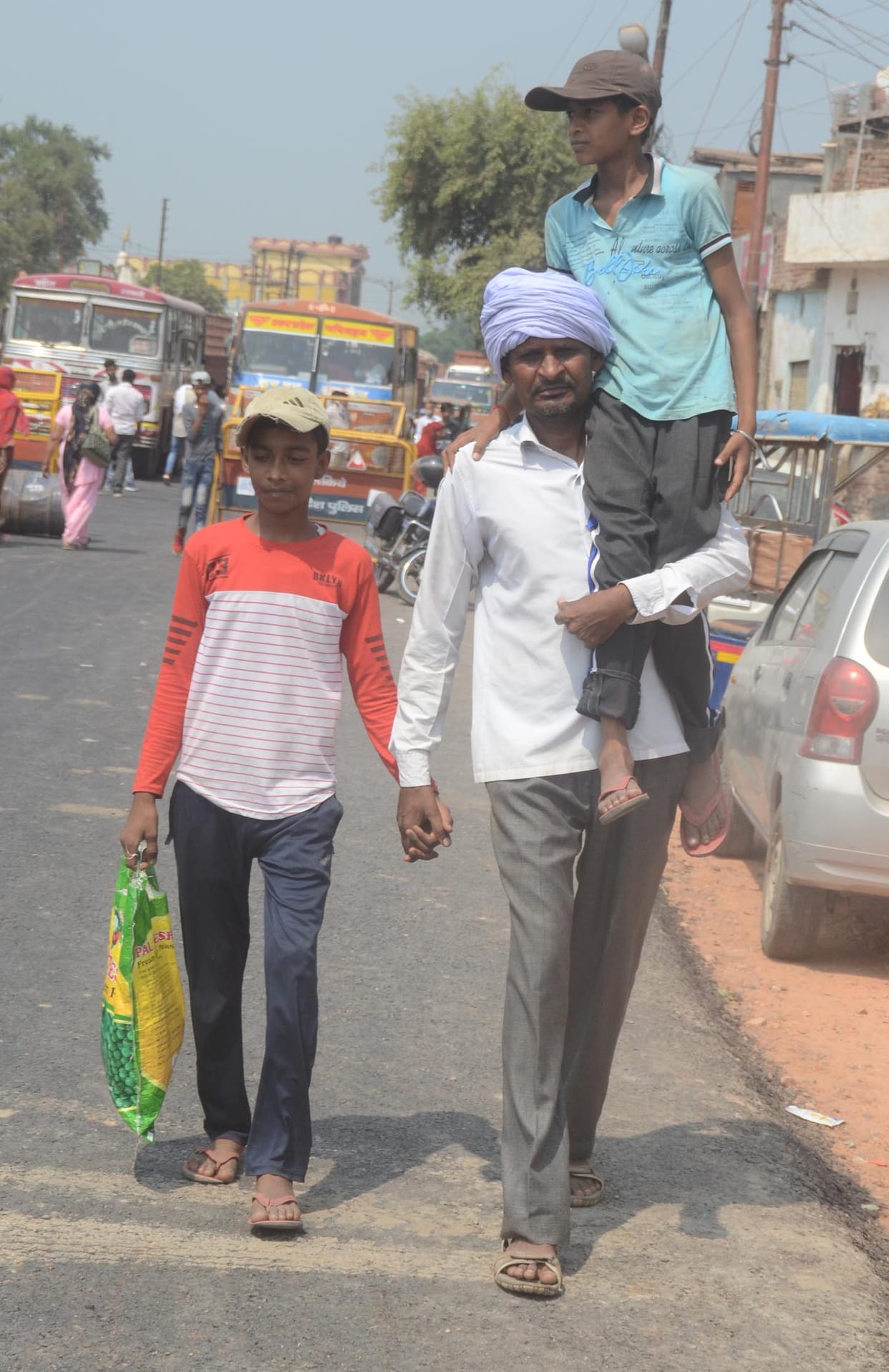 The wheels of bus stops, children and women walk on foot