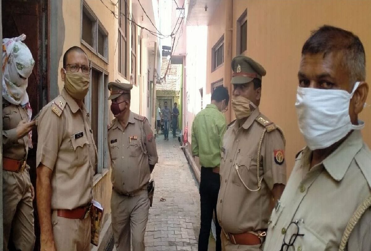 Tundla Police search the house of the principal after warrant in Paper leak case