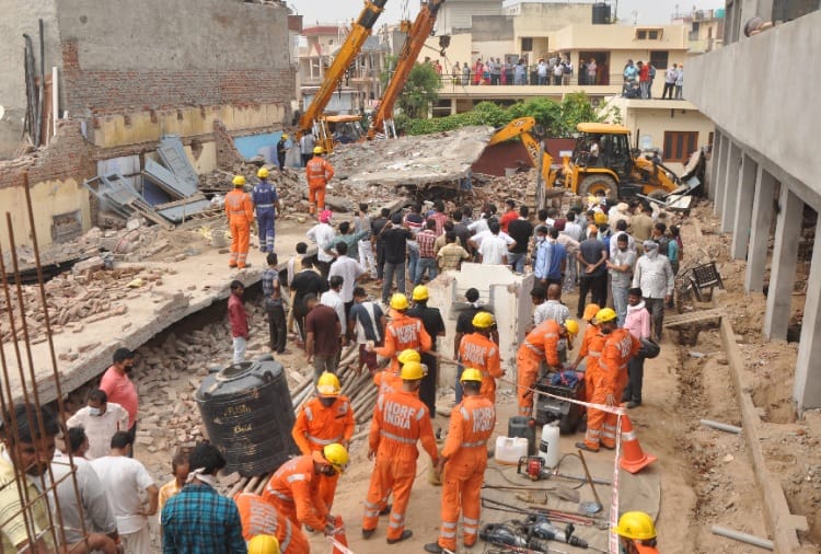Illegal construction being done at distance of hundred meters from the Nagar council office