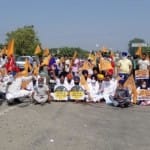 विरोध प्रदर्शन करते किसान