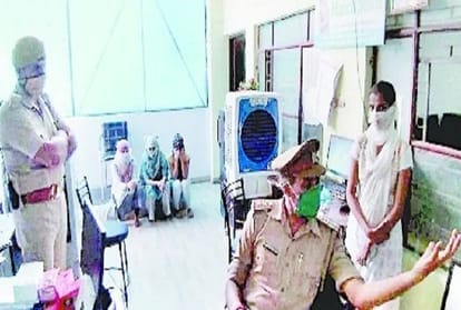 जांच करती पुलिस