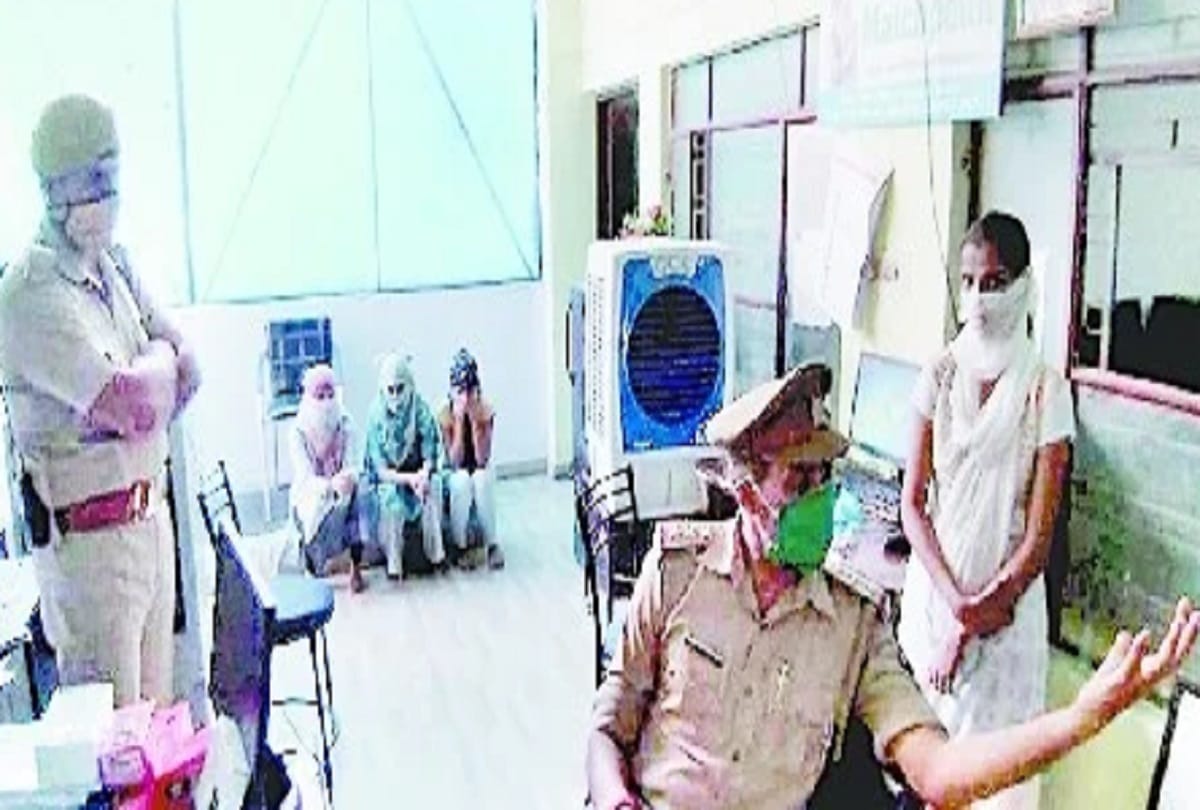 Call center running in the name of marriage bureau in Bareilly caught, 13 including 12 girls arrested
