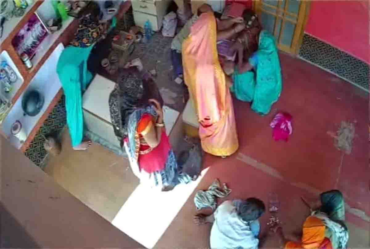 Women stolen jewels from Saraf's shop