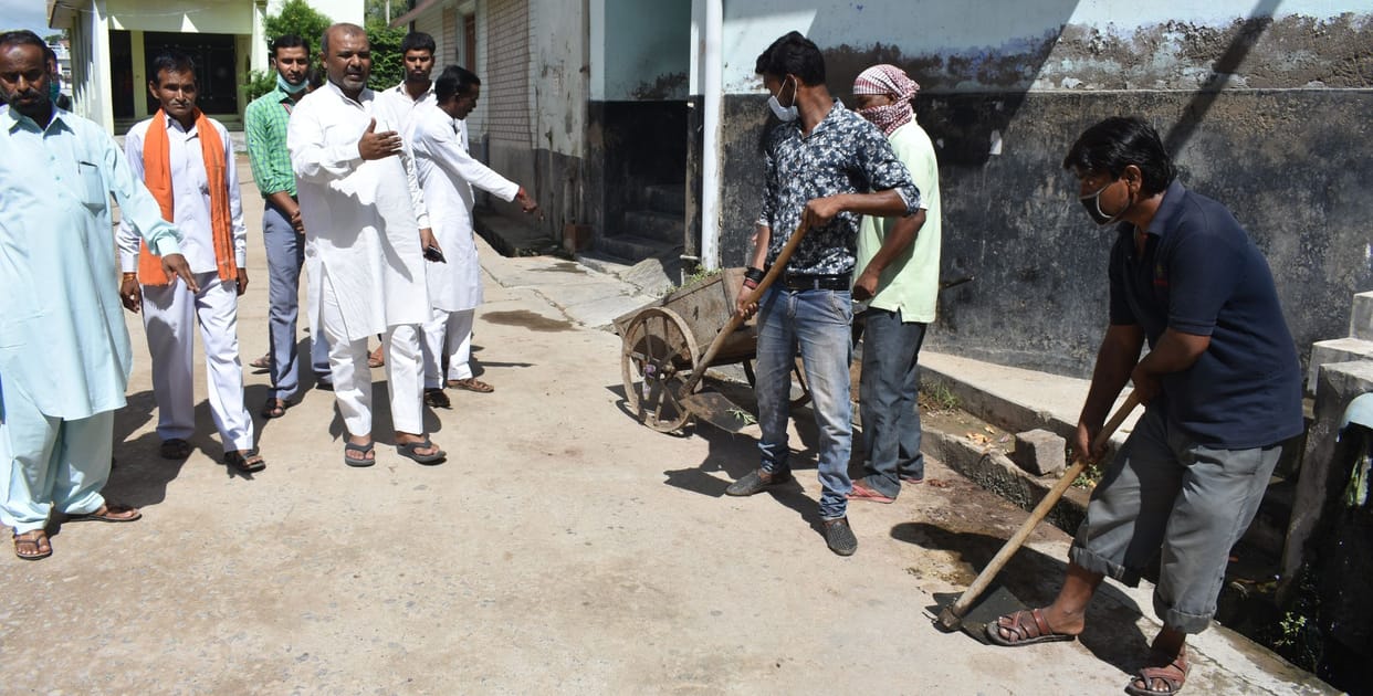 50 laakh se begee do sadaken, vaard -5 se hatenge gobar ke dher