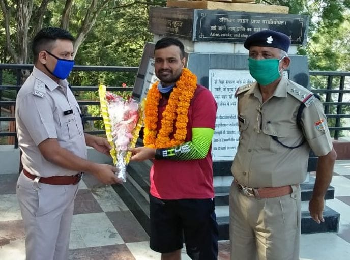 The jawan reached Almora from Assam after traveling 2060 km cycle