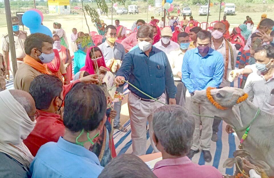 25 kuposhit bacchon ke pariwaron ko di gayen