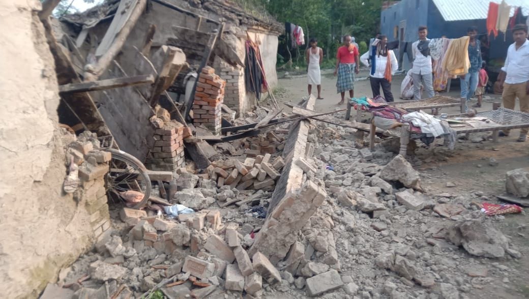 The house of a rag collapsed, a woman was buried under debris