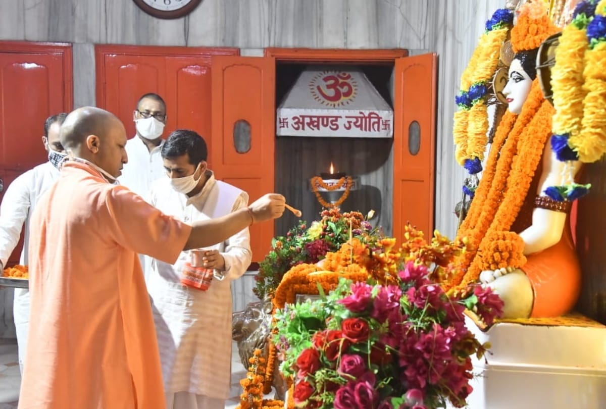 CM Yogi reached Gorakhpur on two days Visit