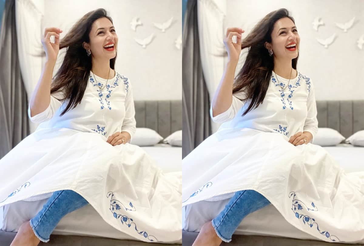 divyanka tripathi look simply cute in ethnic wear