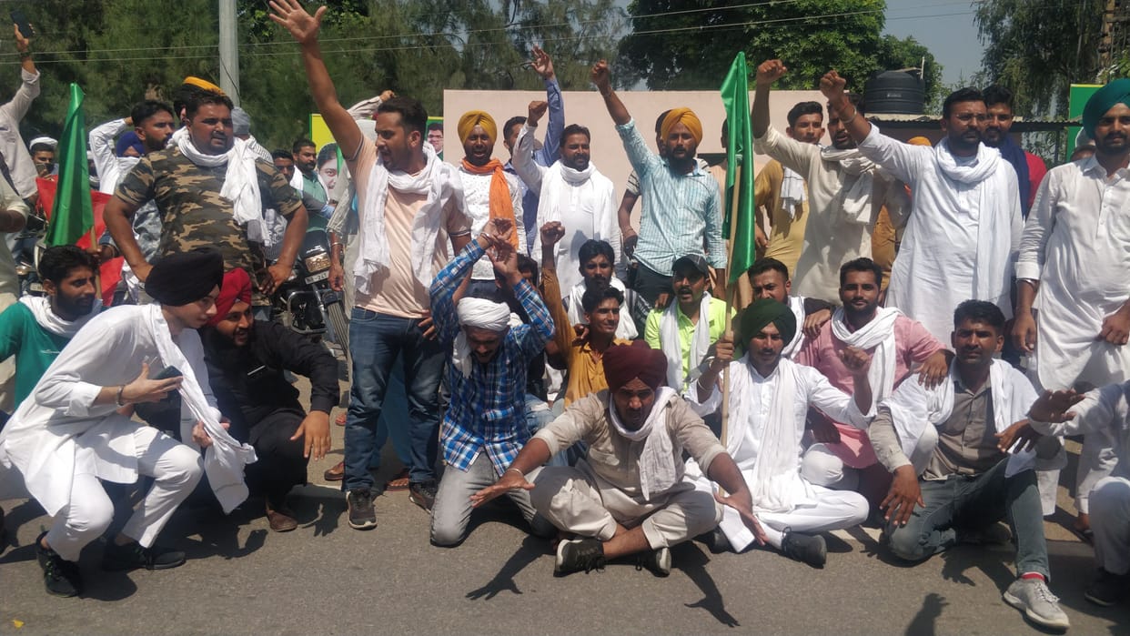 Farmers reached to besiege Deputy Chief Minister's house