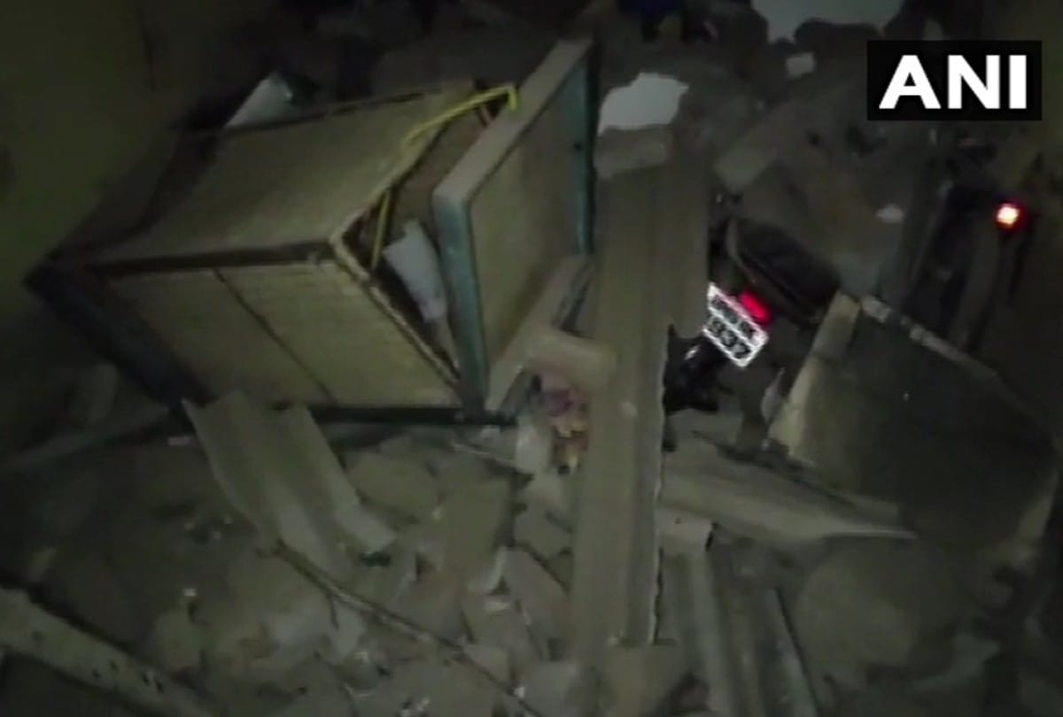 explosion in firecracker: young man killed and many houses collapses in mathura