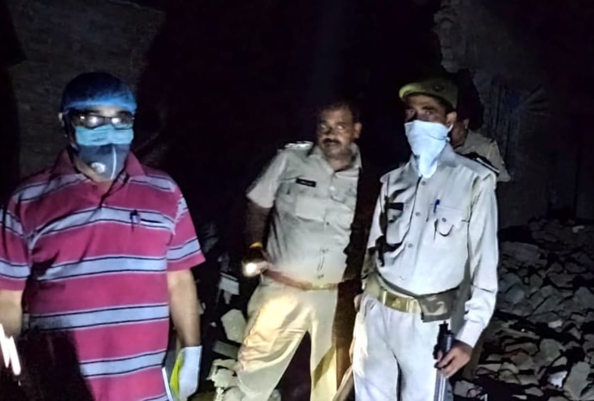 explosion in firecracker: young man killed and many houses collapses in mathura