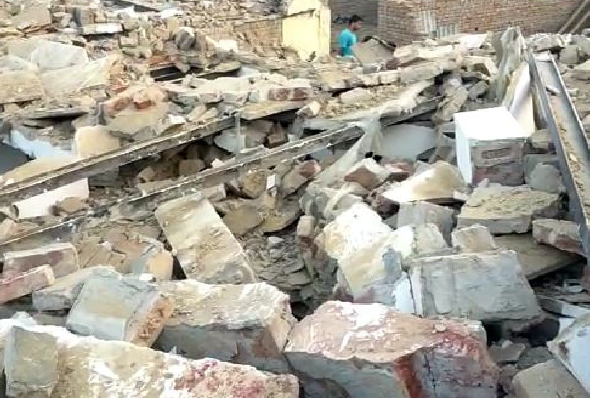 explosion in firecracker: young man killed and many houses collapses in mathura