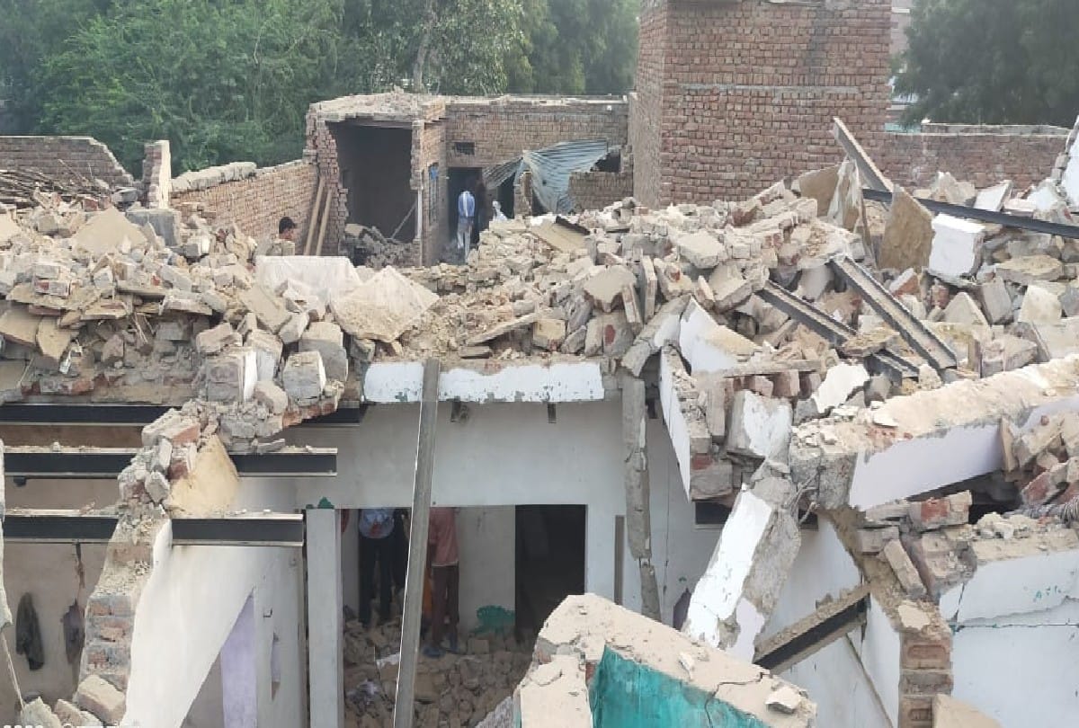 explosion in firecracker: young man killed and many houses collapses in mathura